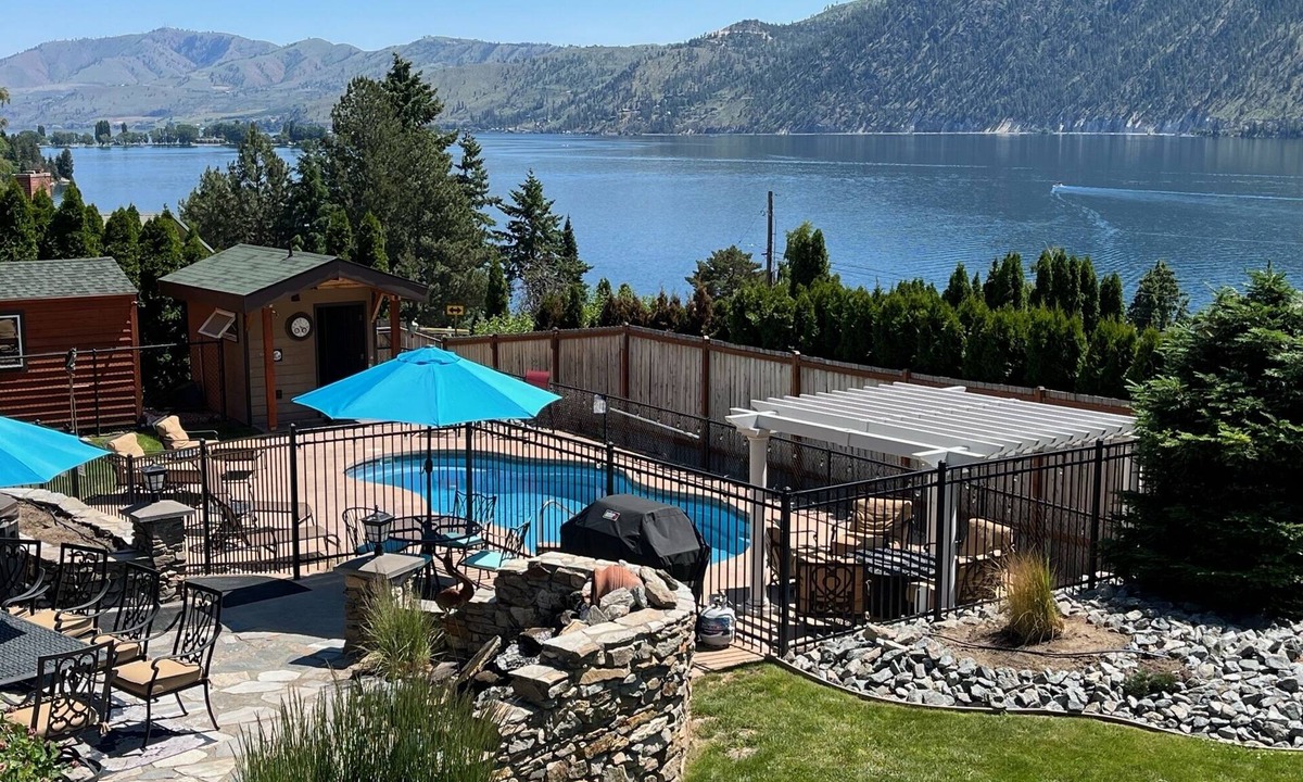 Manson House | Lake View Sleep 12 Pool Hot Tub Game House April 1 Pool Opening!