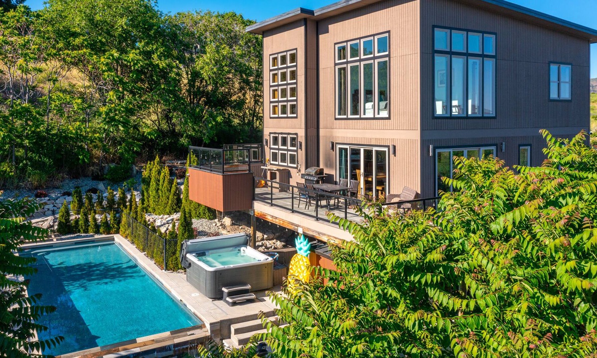 Manson House | Lake views, private hot tub and pool and close to town - pet friendly