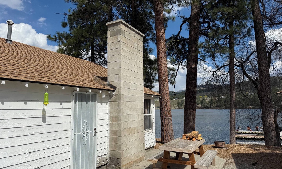 Republic Cabin | Lakefront 2BR Cabin with 3 Queen Beds at Tiffany's Resort on Curlew Lake