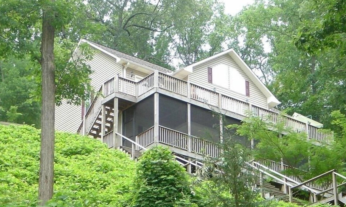 Unaka House | 'Lakefront' 4BR Home with Dock on Lake Hiwassee in Bear Paw