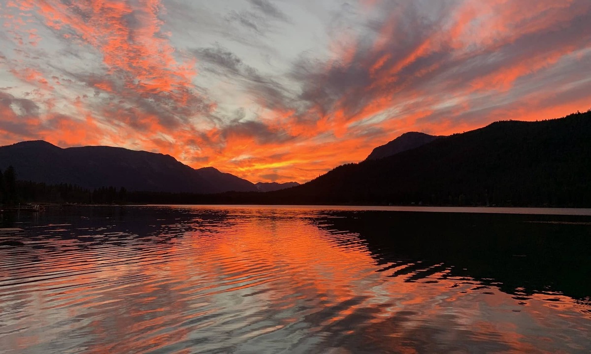 Leavenworth Cabin | Lakefront Chalet w/Hot Tub, EV Charger, King bed, Dock, Dogs OK!
