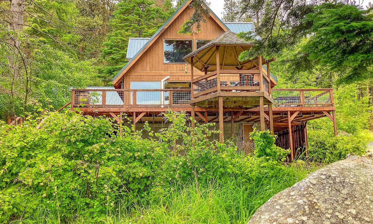 Joseph House | Lakefront, dog-friendly home in Joseph with amazing yard, deck