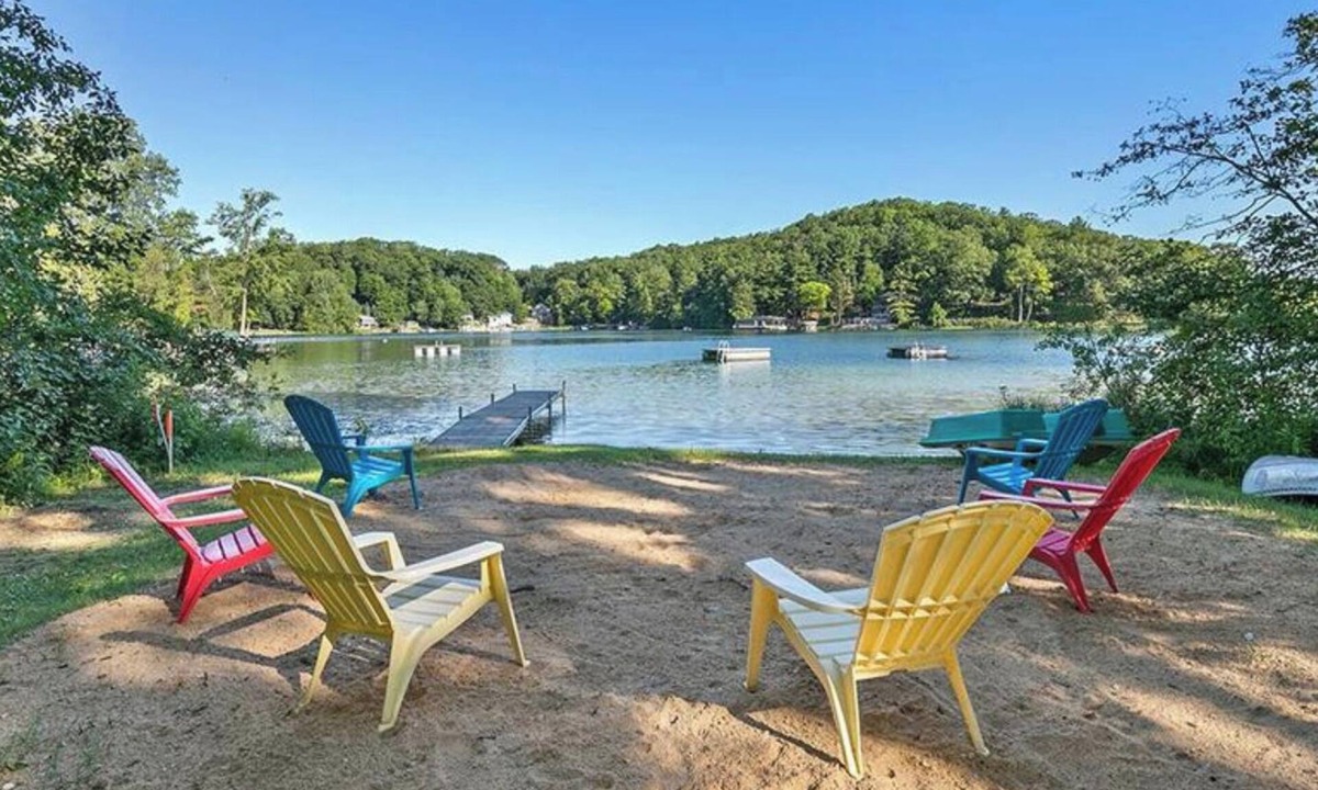 Newaygo Cottage | Lakefront Emerald Cove Cottage-3 bd, 2 ba -Sleeps 10