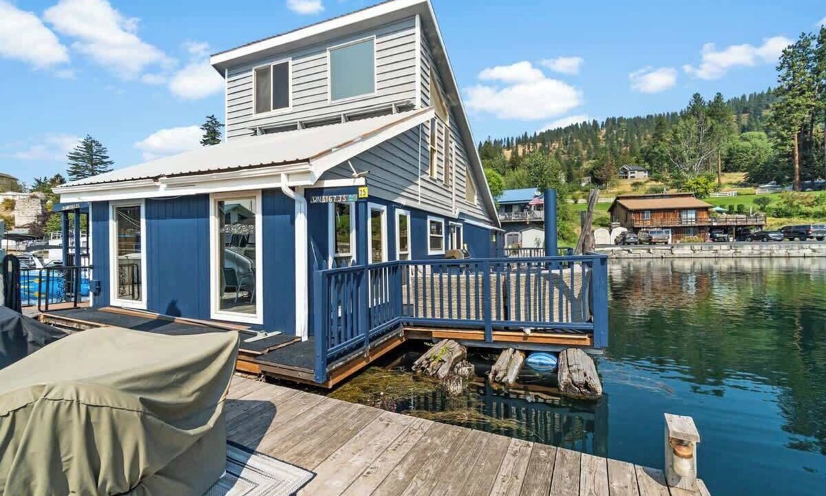 Bayview House | Lakefront Float Home with Huge Deck & Water Toys