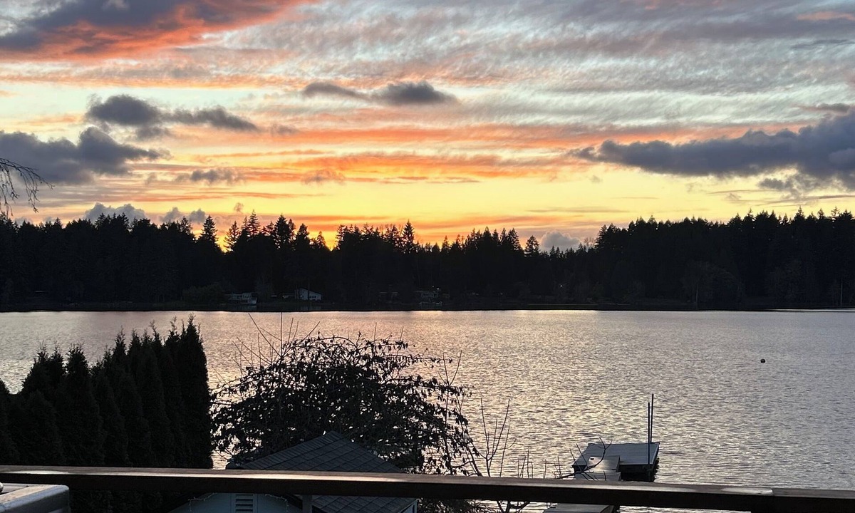 Lacey House | Lakefront Oasis, come enjoy every sunset