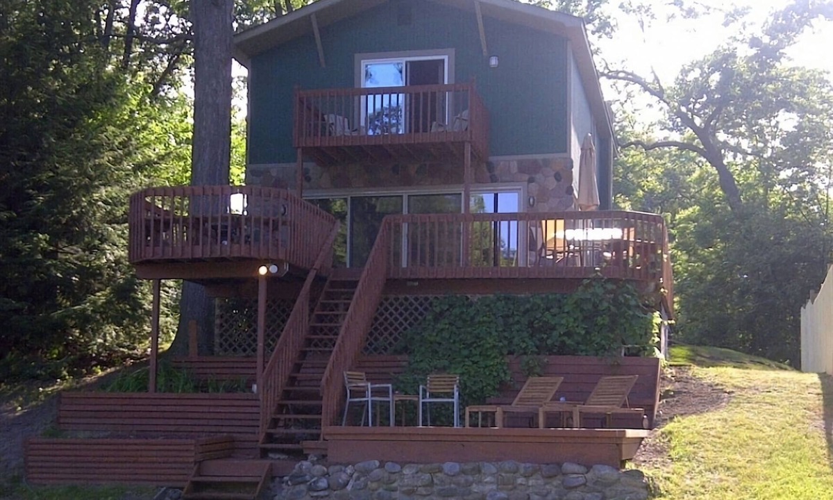 Oxbow House | Lakefront Retreat-Huge Deck-Free Kayaks & Pedal Boat-Pet Friendly!