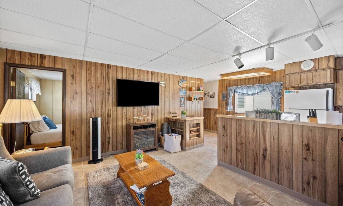 Bayview Boat Rental | Lakefront Scenic Bay Floathome