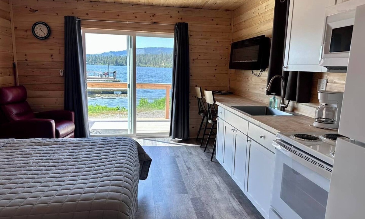 Republic Cabin | Lakefront Studio Retreat at Tiffanys Resort - Private Deck & Full Bath