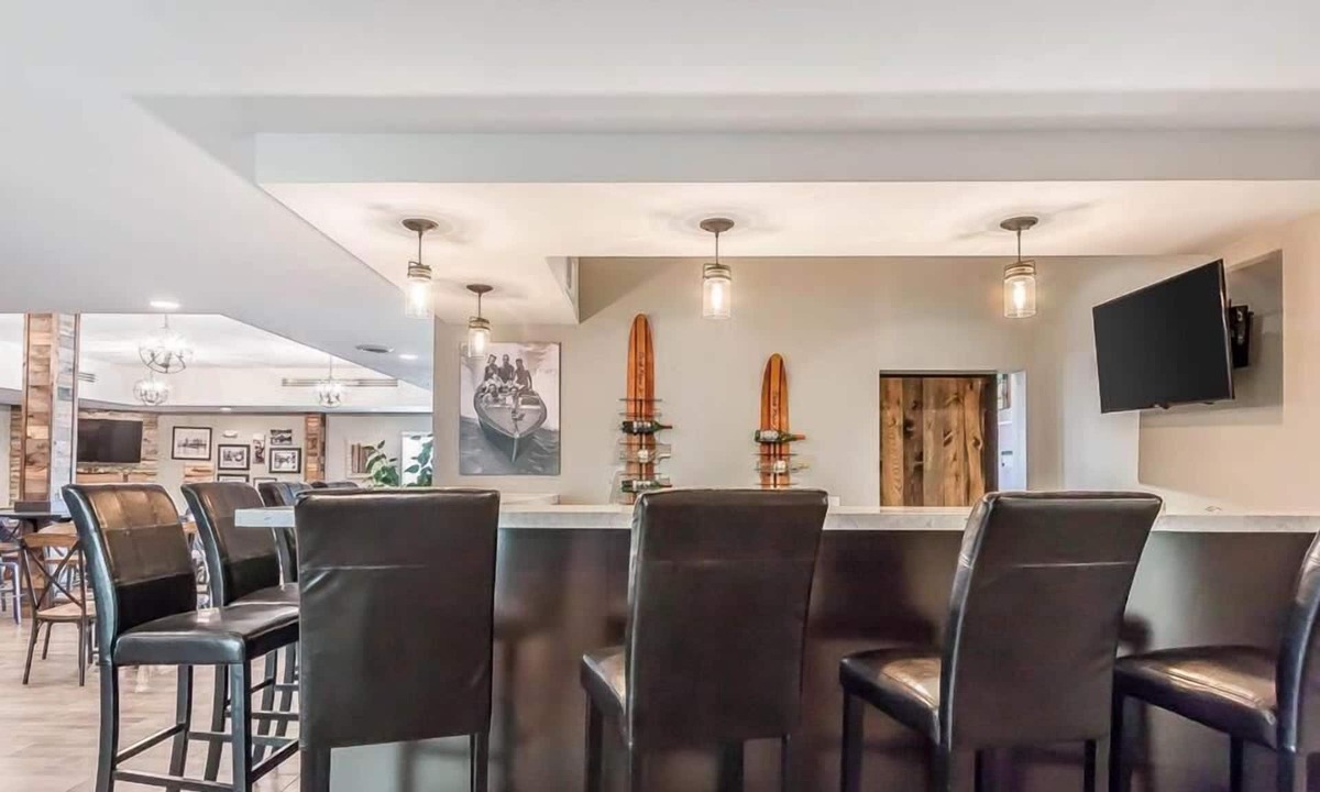 Pelican Rapids Hotel | Lakes Inn at Dunvilla