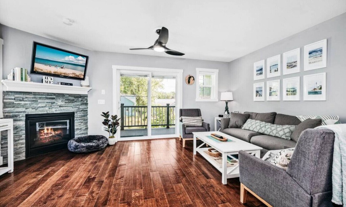 Traverse City Villa | Lakescape Modern 3BD Townhome Downtown Wineries