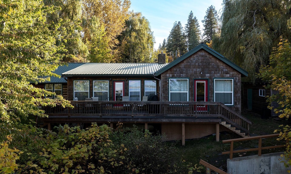 Sandpoint Cabin | Lakeshore Getaway - Lakefront Cabin