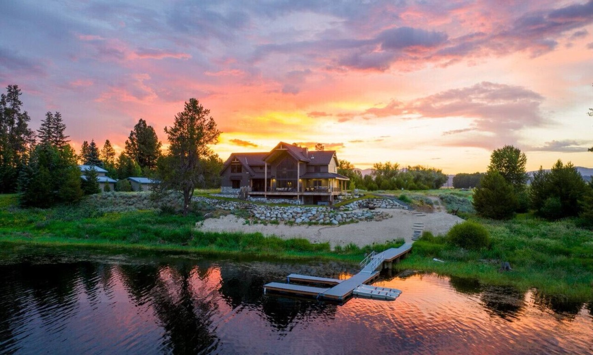 Tamarack Resort Cabin | Lakeside 7 Bedroom Cabin w/Private Boat Dock