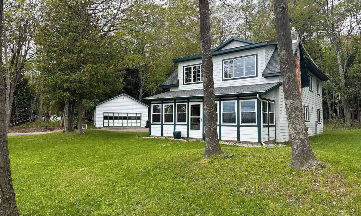Au Train Cabin | Lakeside Cottage with sand beach & fireplace!
