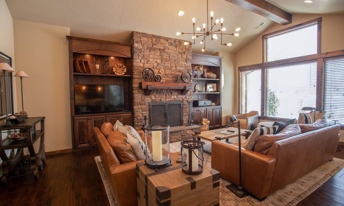 Sunriver Cabin | Lakeside Family Stay with Access to Forest House