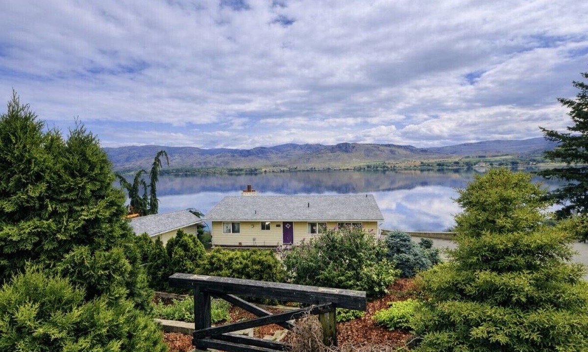 Oroville House | Lakeside Retreat