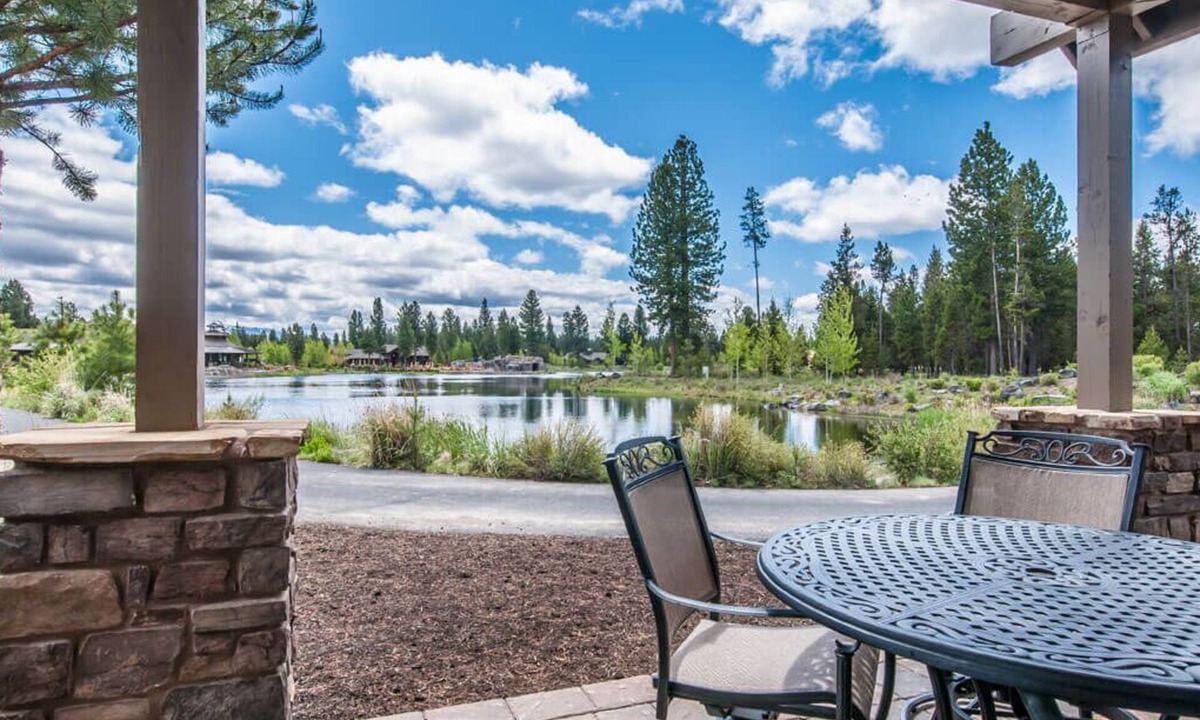 Sunriver Cabin | Lakeview Escape with Access to Exclusive Golf
