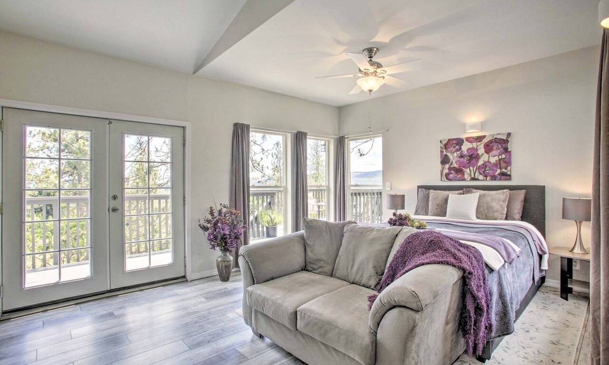 Nine Mile Falls Apartment | Lakeview Retreat w/Fireplace, Spa Tub & Balcony