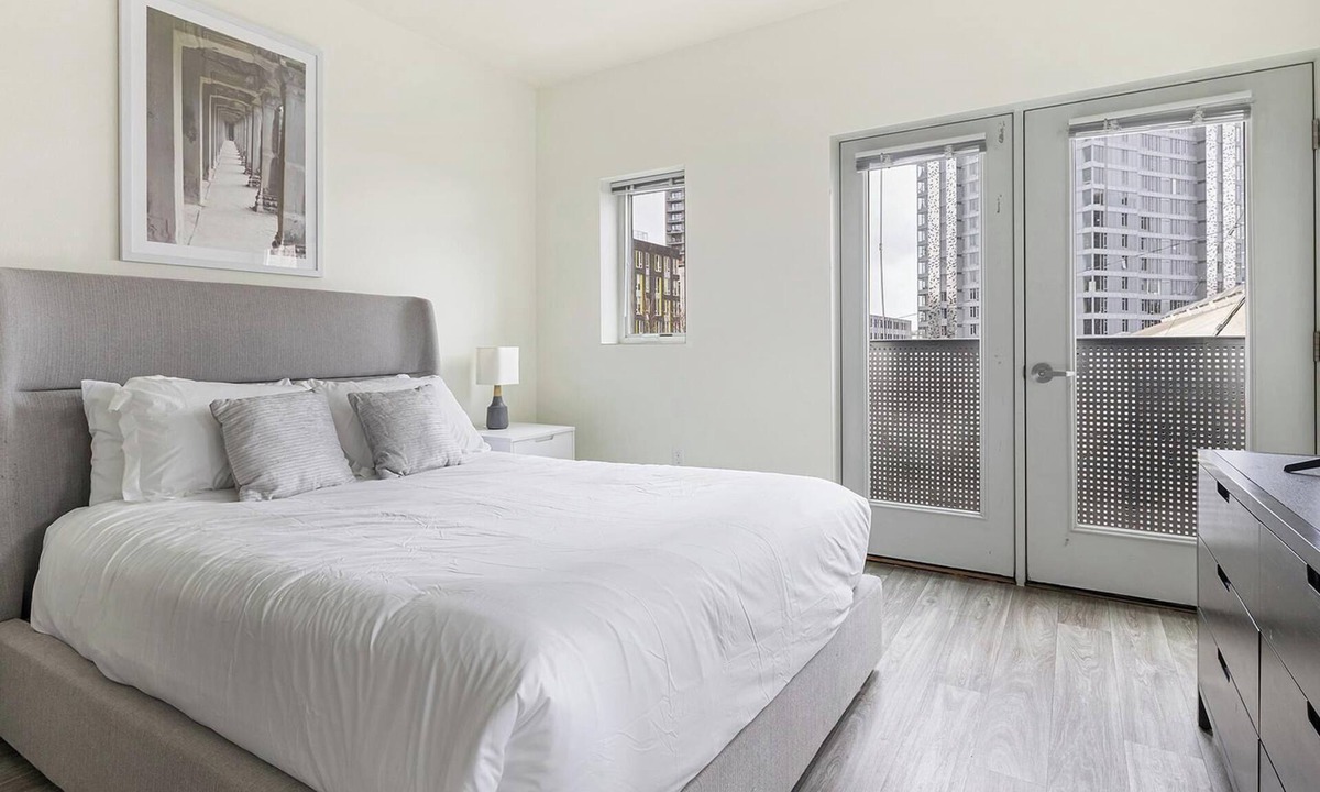 Pearl District Apartment | Landing | Chic Studio, Gym, Courtyard