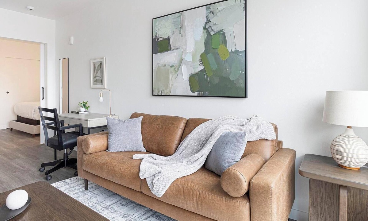 Crown Hill Apartment | Landing | Modern 1BD, Gym