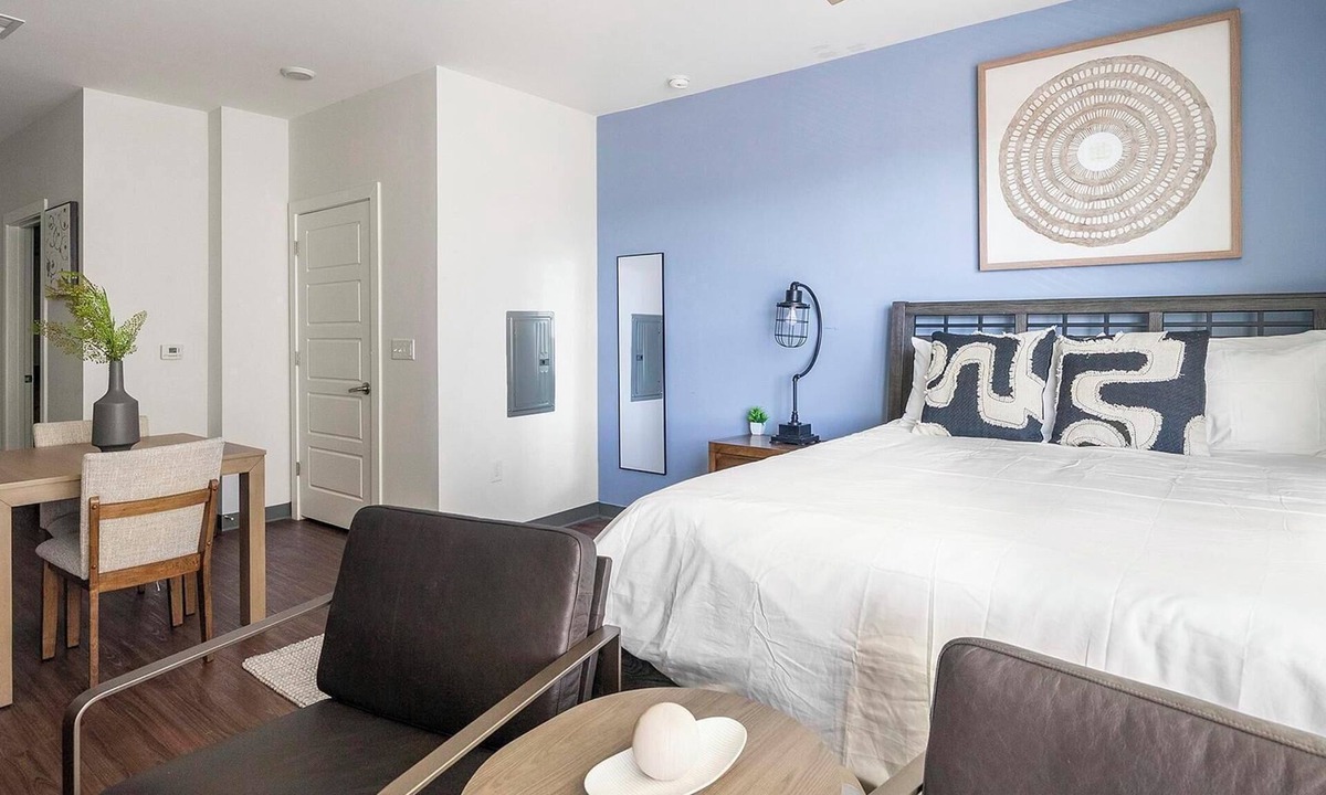 Five Points South Apartment | Landing | Modern Studio, Yoga Studio, Gym