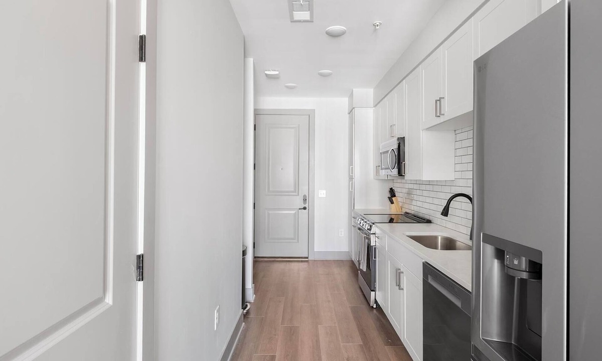 Edgehill Apartment | Landing | Modern Studio, Yoga Studio, Courtyard