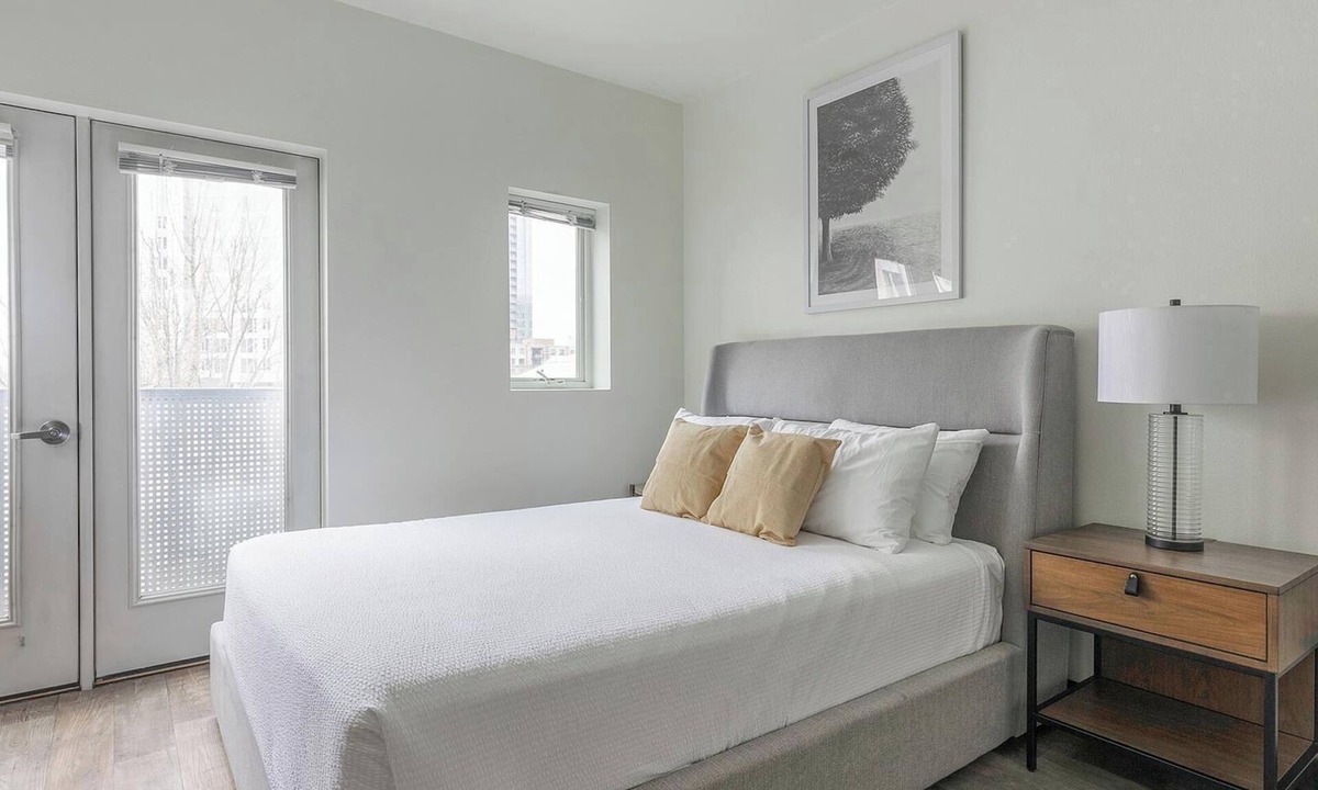Pearl District Apartment | Landing | Spectacular Studio, Courtyard, Gym