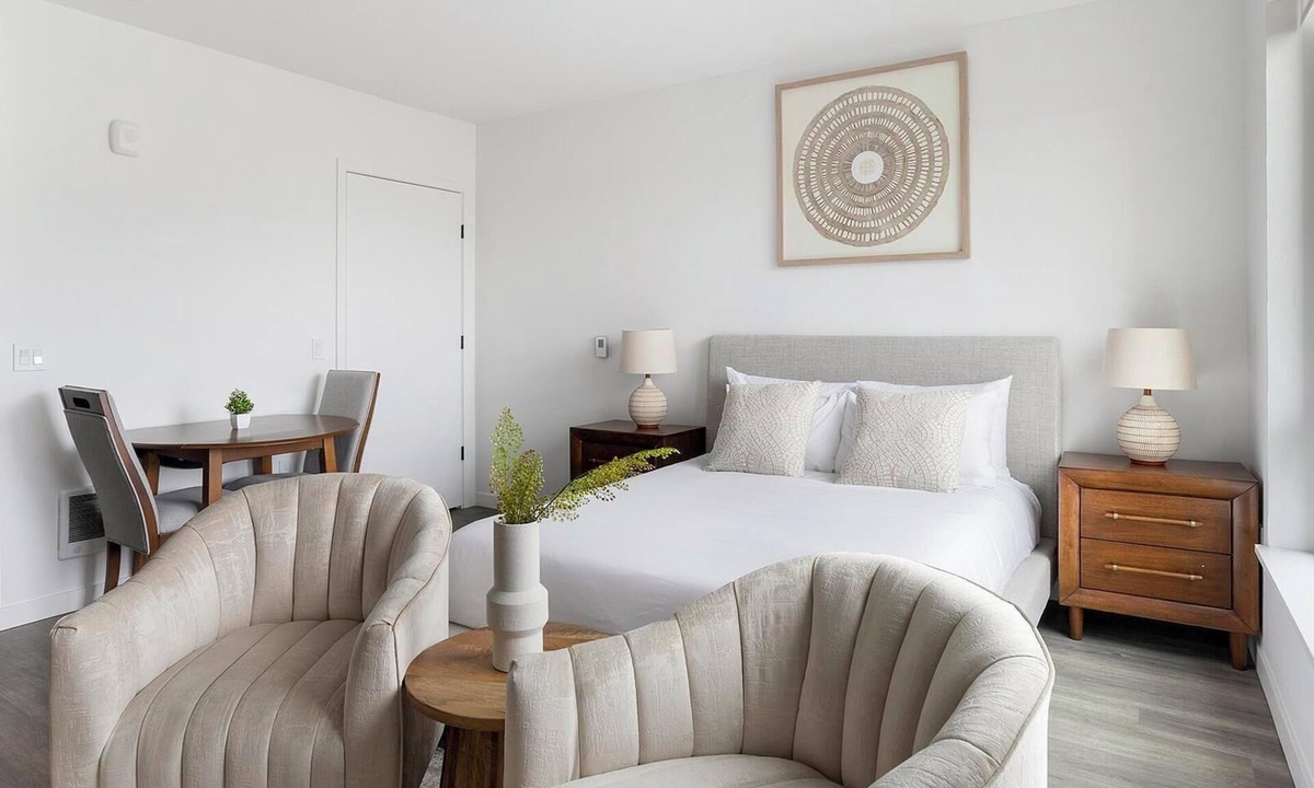 Crown Hill Apartment | Landing | Stunning 1BD, Gym