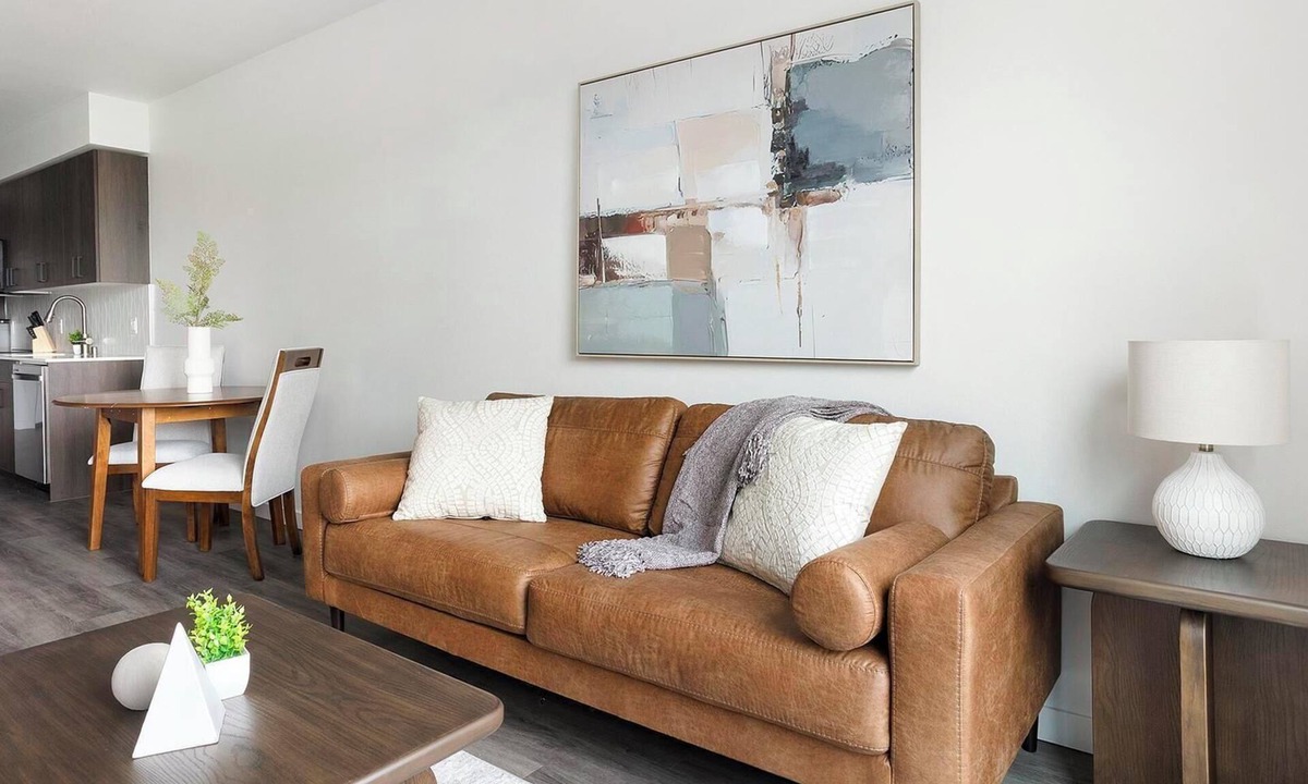 Crown Hill Apartment | Landing | Stunning 1BD, Gym