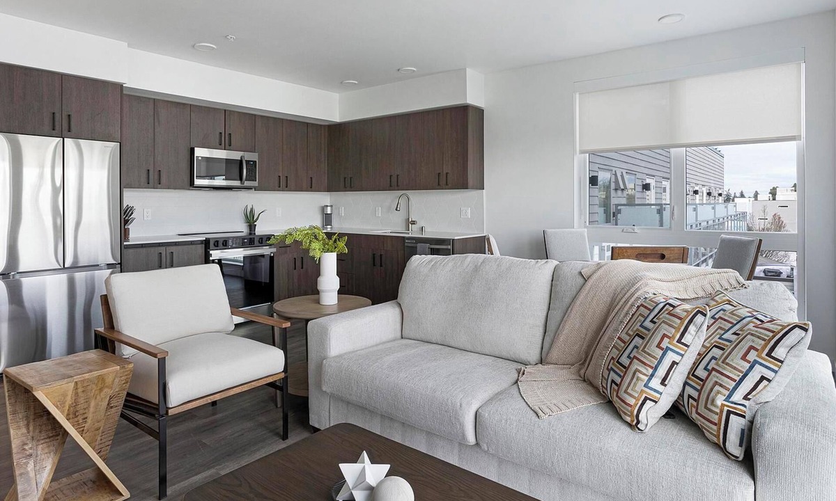 Crown Hill Apartment | Landing | Stylish 2BD, Gym