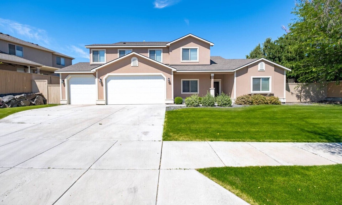 Kennewick House | Large Home Yard 3 Car Garage 4 3 1207