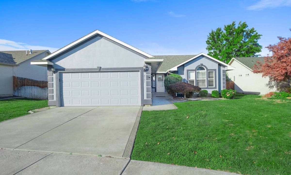 Kennewick House | Large Living Space, Private Garage & Yard #2121