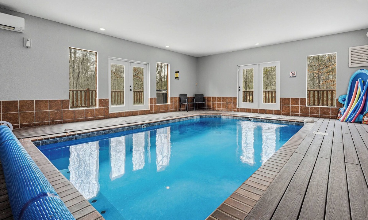 Cosby Cabin | Large Private Backyard, Paired-Driving Games, Renovated Indoor Pool, Theater