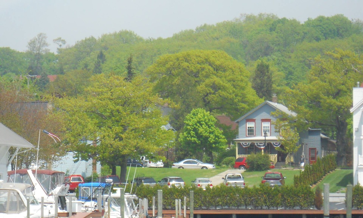Frankfort House | Large studio suite w/private back porch entrance one block from the beach.