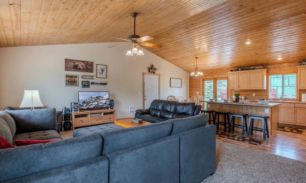 Island Park Cabin | Lazy Bear Cabin is a 3 bedroom/2 bath within 25 minutes of YNP