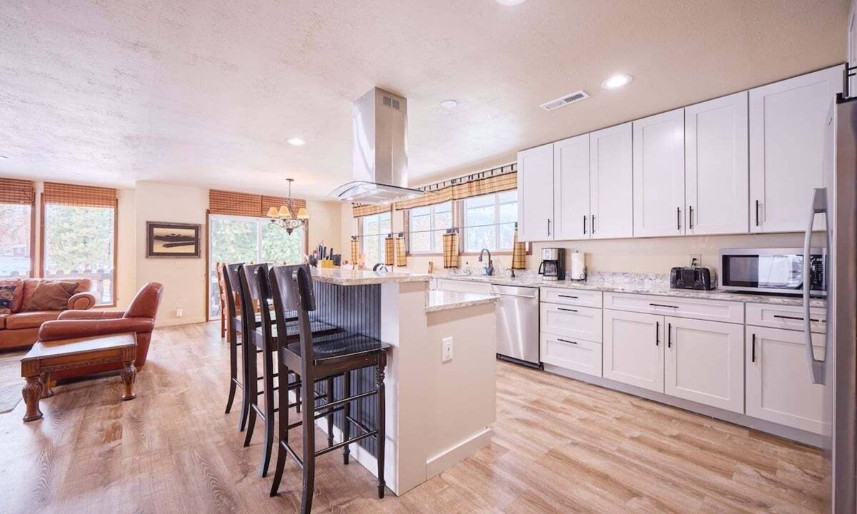Leavenworth House | Leavenworth Retreat with Pool & Hot Tub