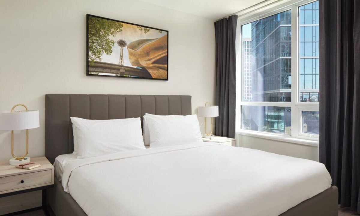 South Lake Union Hotel | Level Seattle- Water Views in this Three Bedroom Sky Suite