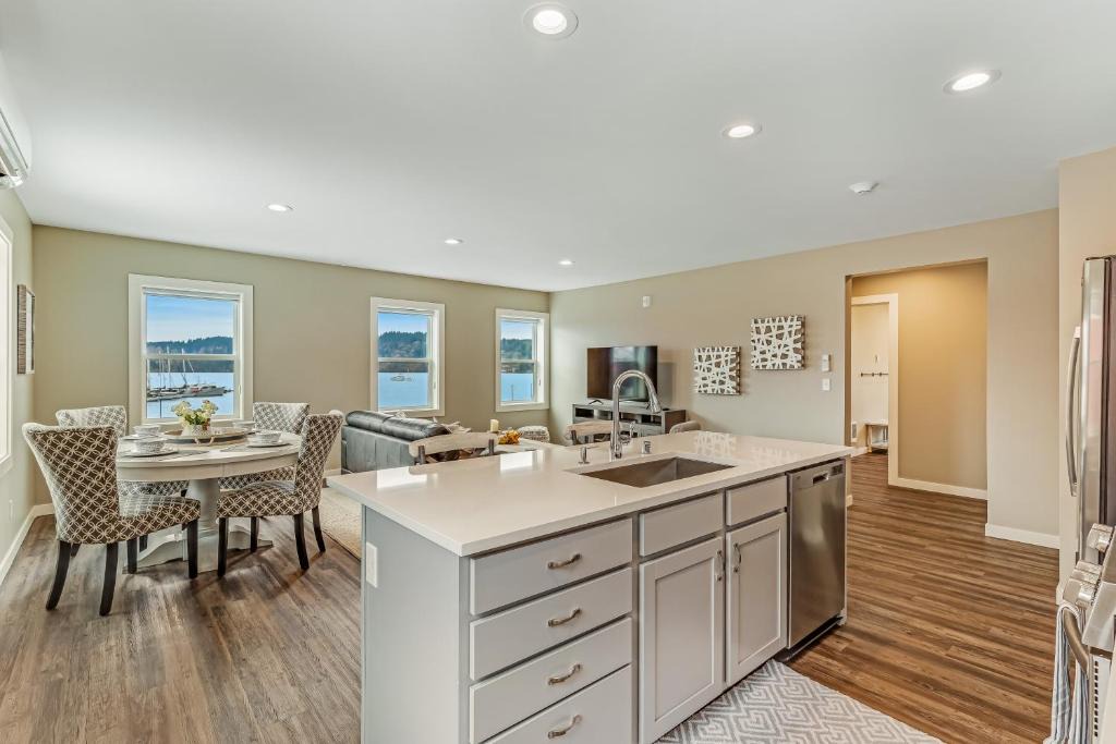Poulsbo Hotel | Liberty Bay Loft & Front Street Suite