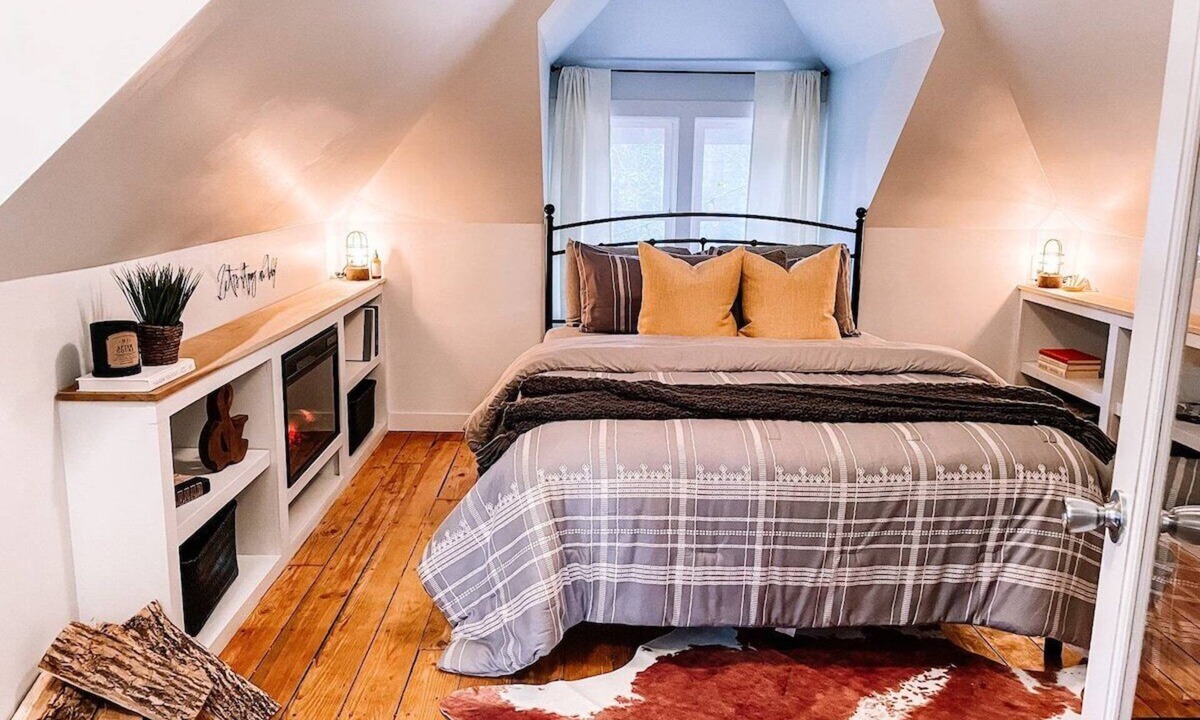 New Buffalo Cottage | Lighthouse Cottage - Family & Pet Friendly