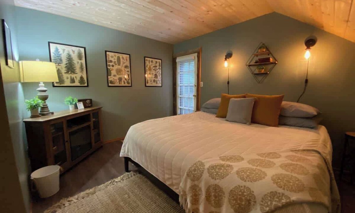 Forks Apartment | Lily Lodge Room near Olympic National Park