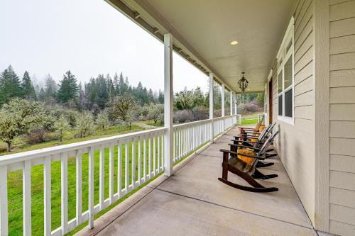 Grants Pass House | Limpy Creek Access! Family Retreat in Grants Pass