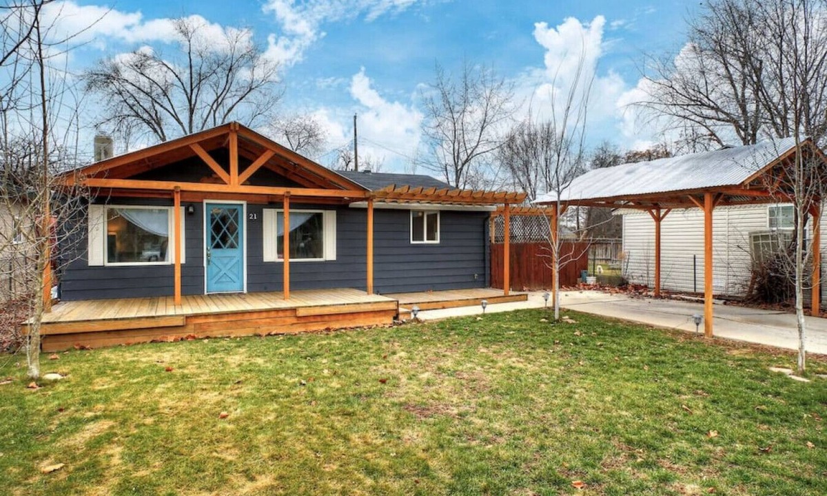Depot Bench House | Little Blue Bungalow Pet Friendly Fenced Yard & Dog Door Near Downtown, BSU & Airport