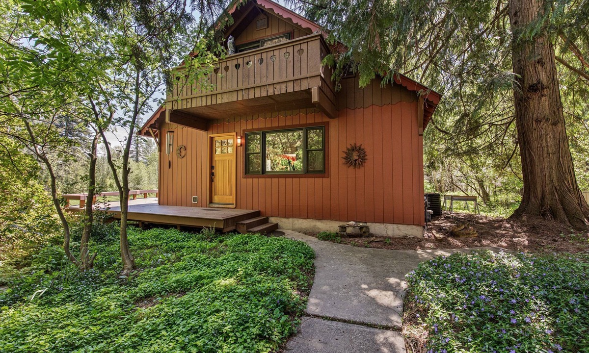 Sandpoint House | Little Sand Creek Chalet w/Hot Tub