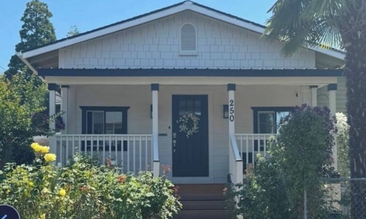Mount Angel House | Located near wineries, tulip festival, outlets, Bauman’s Fram & state parks!