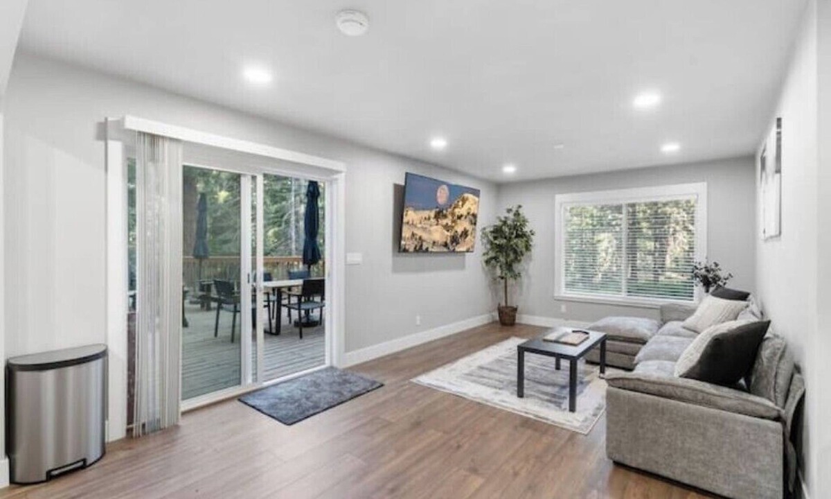 Lower Kingsbury House | Location Views! 3b3.5b Sleeps 8!