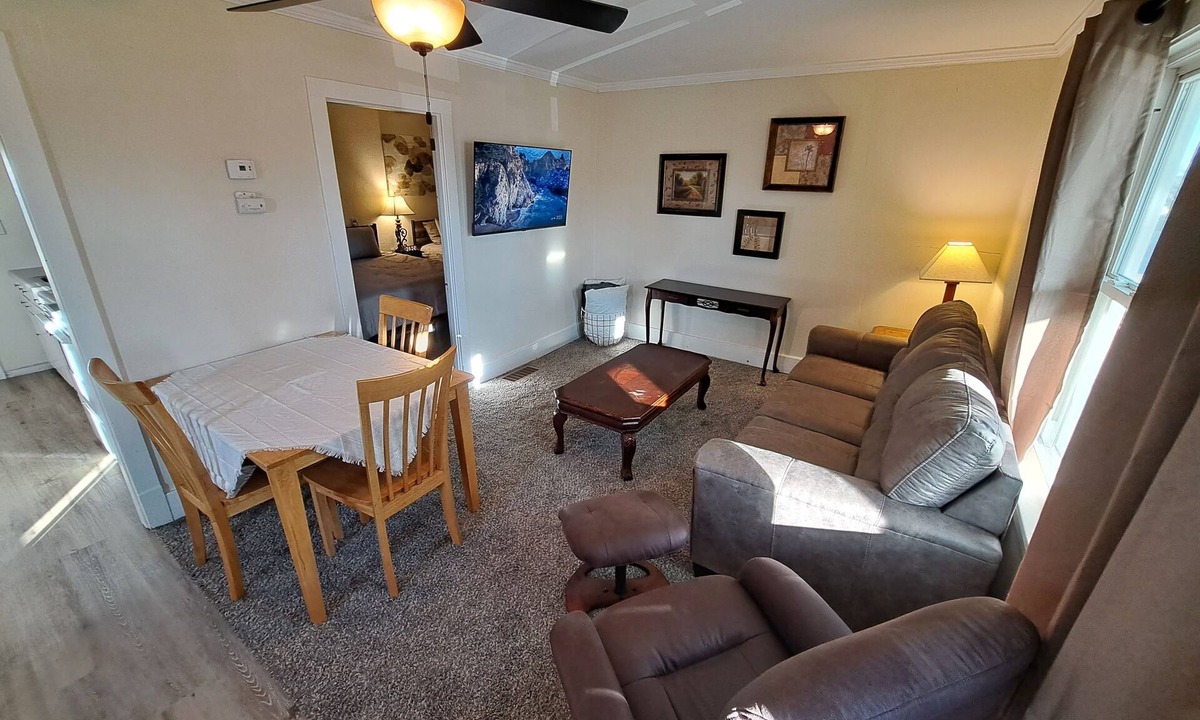 Dubuque House | Location! Walking distance to colleges and hospitals