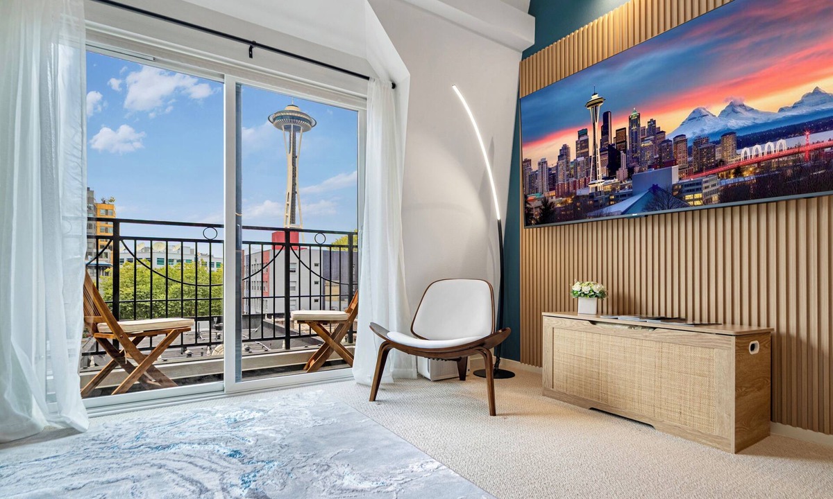 Belltown House | Loft Penthouse Major international sporting event Walk to Lumen Field & Space Needle View