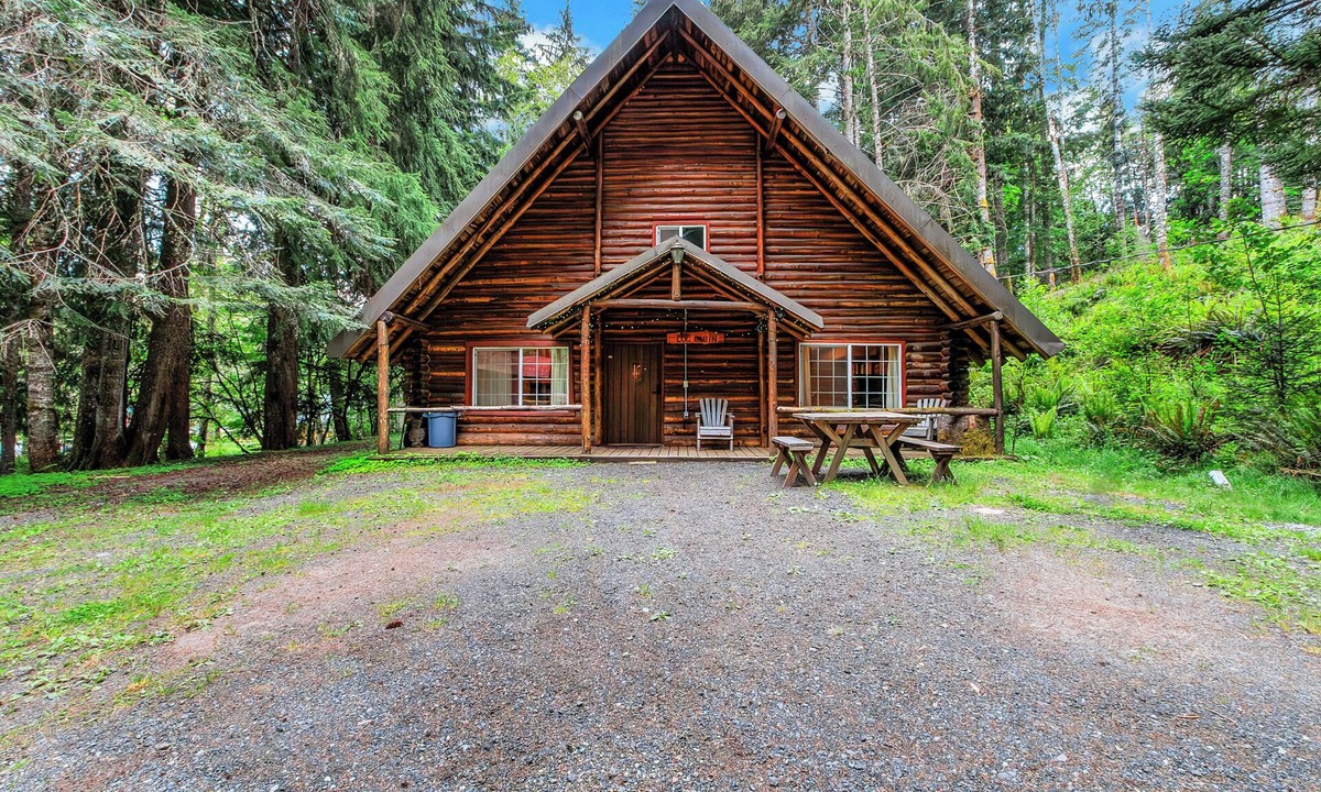 Ashford Cabin | Log Cabin Near Mount Rainier, Sleeps 8, Fireplace and Fire Pit