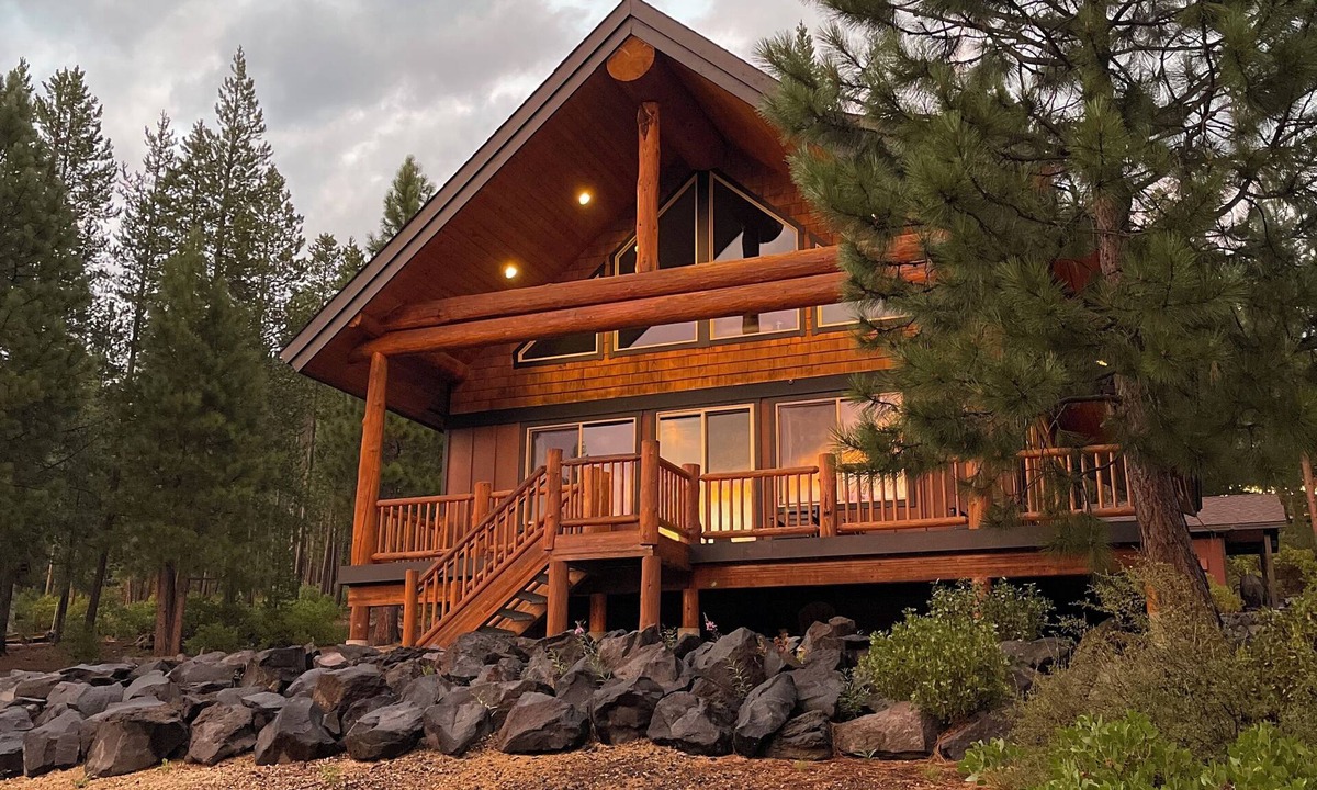 Crescent Cabin | Log style Cabin near Crater Lake with Mountain Views!