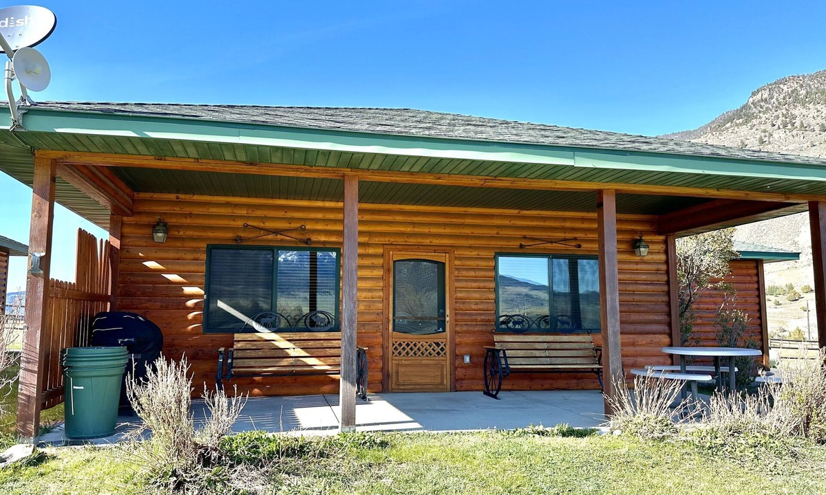 Gardiner Cabin | Looking for an Alternative to a Big Box Motel? We're it!