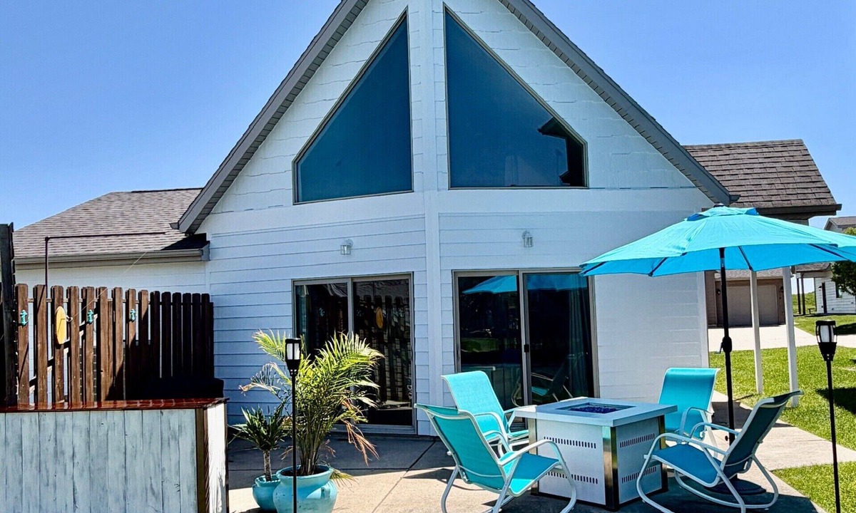 Spirit Lake House | Lounge at the Lake with 6 daily waterpark passes! Bridges Bay resort.